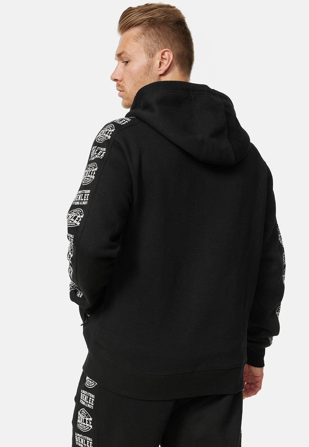 Schwarze Sweatjacke mit Kapuze, Rückansicht mit Ärmelprint und Logo-Details.
