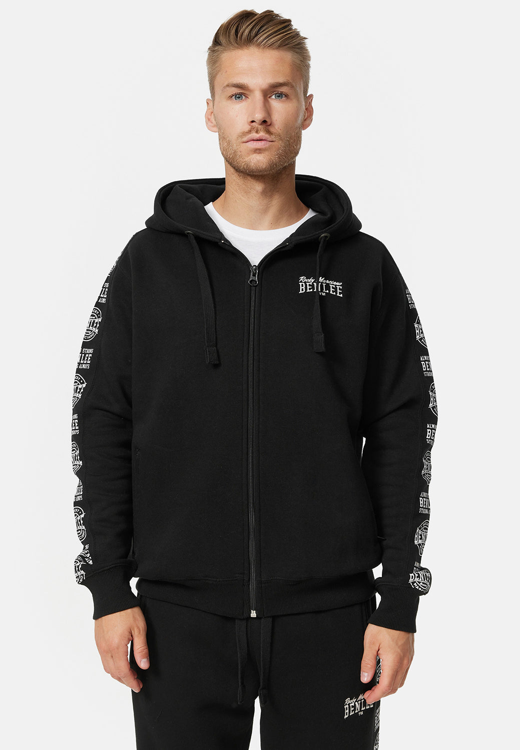 Schwarze Zip-Sweatjacke mit Kapuze, weißem Logo vorn und Schriftprint an den Ärmeln.