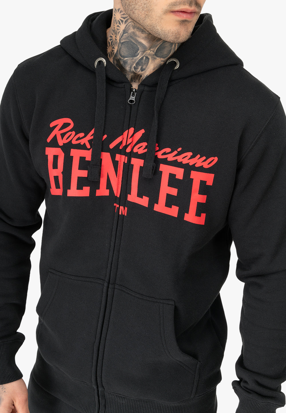 Schwarze Sweatjacke mit Kapuze, Reißverschluss und rotem Schrift-Logo auf der Vorderseite