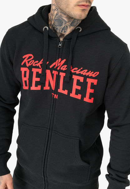 Schwarze Sweatjacke mit Kapuze, Reißverschluss und rotem Schrift-Logo auf der Vorderseite
