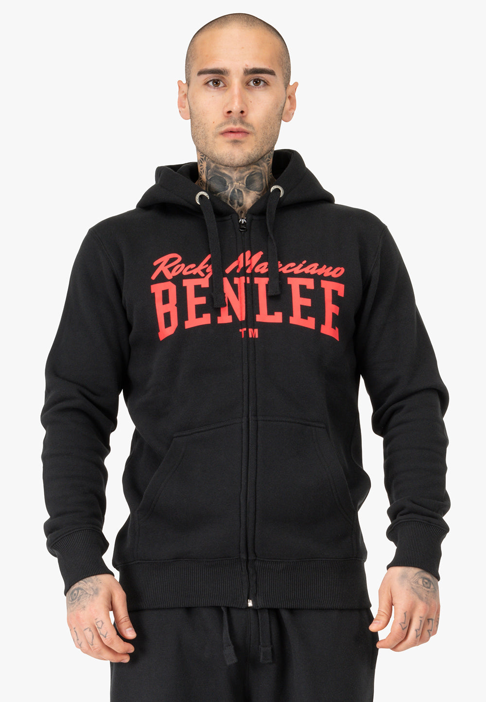 Schwarze Sweatjacke mit Kapuze, Reißverschluss und rotem Frontschriftzug auf Brusthöhe