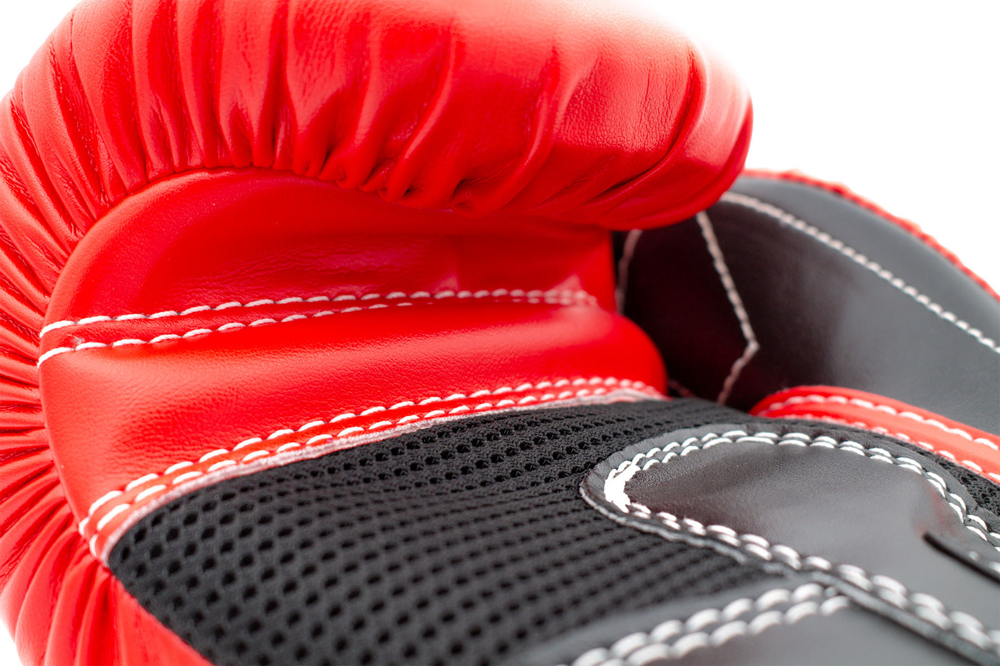 Boxhandschuhe: roter Handrücken mit sichtbarer Ziernaht und schwarzer, gelochter Fläche