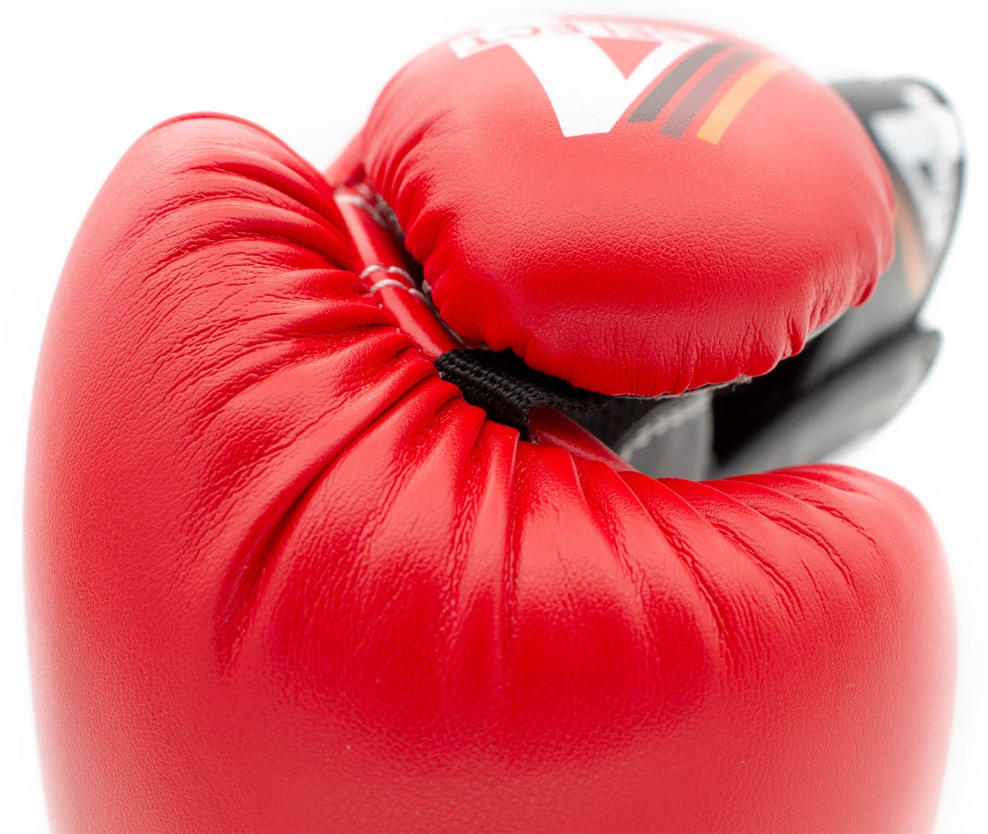 Boxhandschuhe: rote Polsterung mit breiter Knöchelnaht und schwarzem Detailsaum
